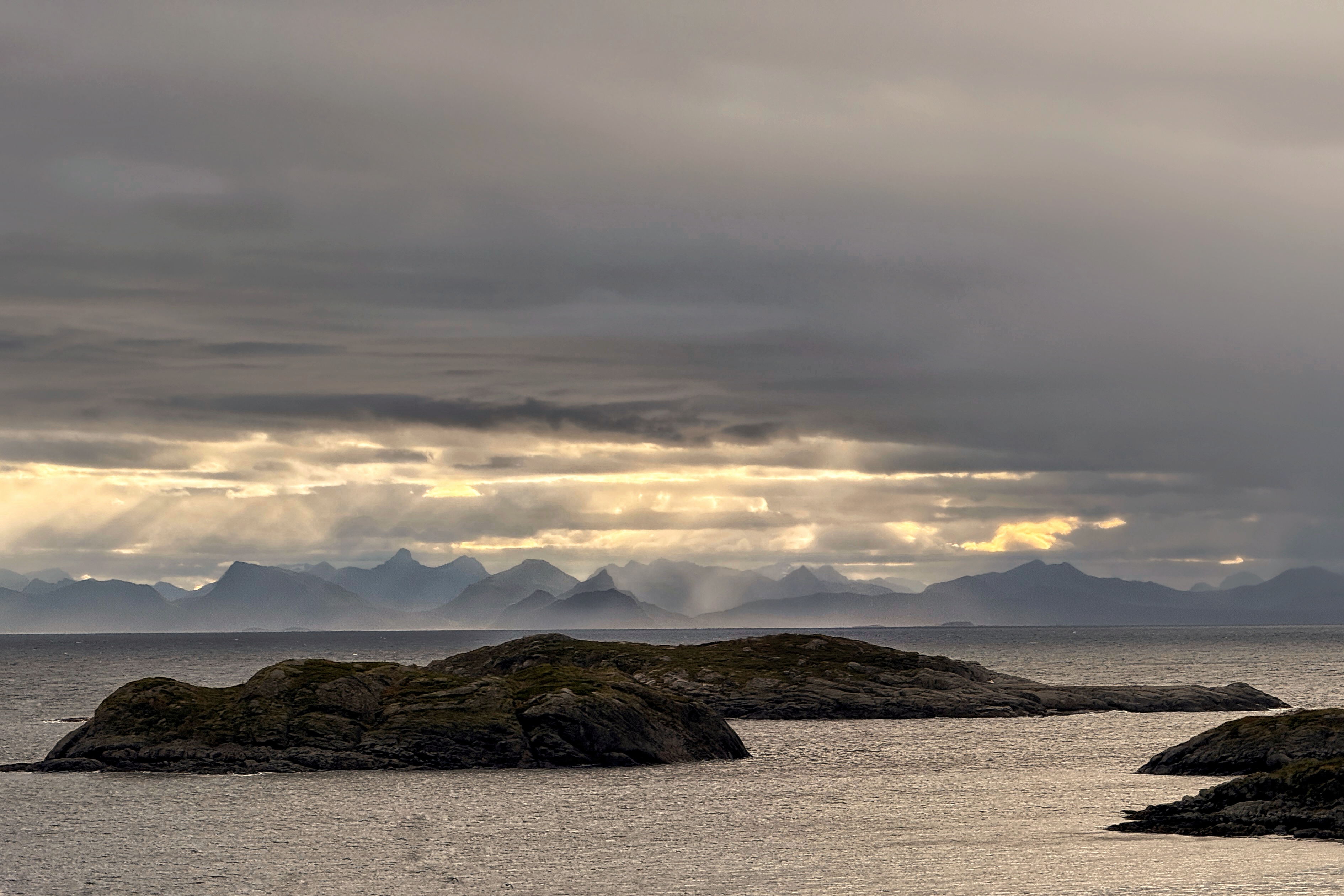 Îlots et montagnes des Lofoten sous un ciel bas